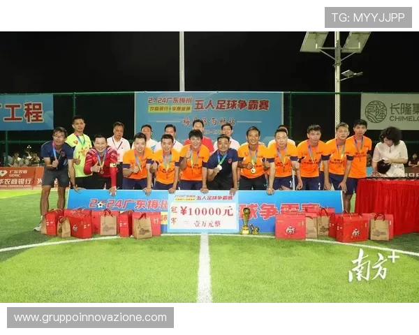 东体:足球应打破阶层壁垒实现草根与职业的深度融合与认同塑造 东体:足球应打破阶层壁垒实现草根与职业的深度融合与认同塑造